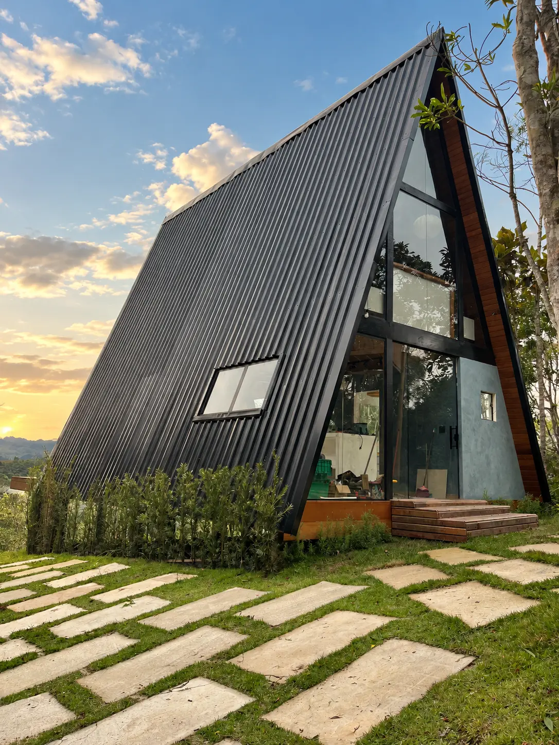 Cabana A-frame de luxo ao entardecer